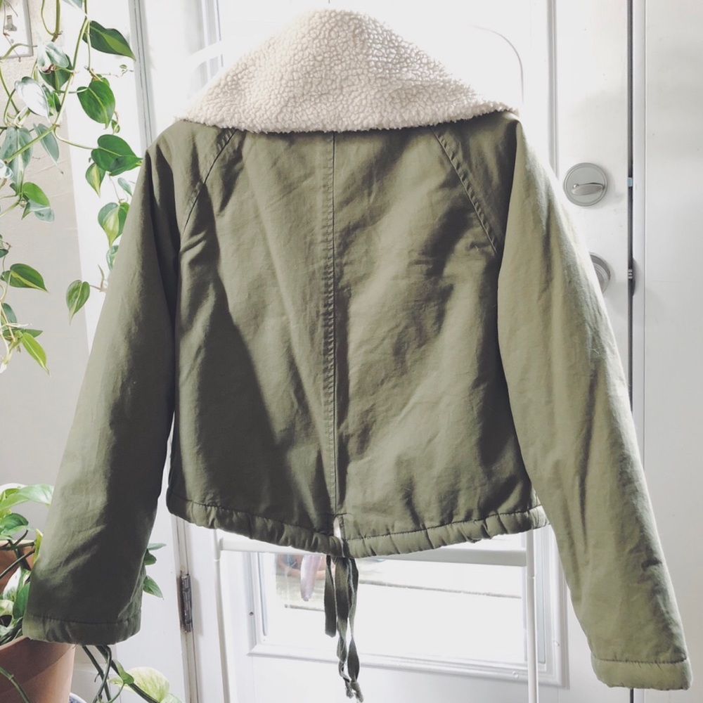 ℂℝ𝕆ℙℙ𝔼𝔻 𝕌ℕ𝕀𝔽 x UO Sherpa Army Green Jacket🧥 - Picture 5 of 8